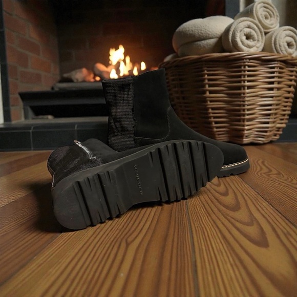 Donald J. Pilner Women’s Black Suede Leather Comfort Lug Boots Side Zip. - Picture 8 of 9